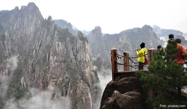 Ausblick im Huangshan-Gebirge - selten ist man auf den Aussichtsplattformen alleine