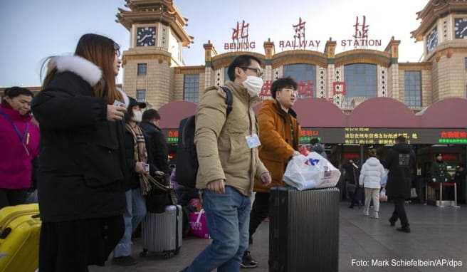 In Peking sind nun ungewöhnlich viele Menschen mit Schutzmasken unterwegs. In einigen Geschäften waren die Masken bereits ausverkauft