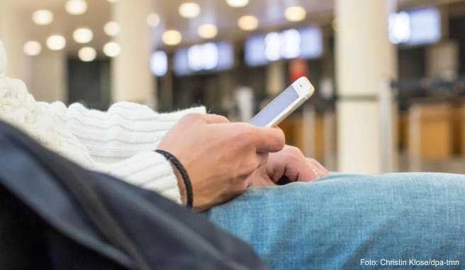 Eine Corona-Warn-App gibt es nicht nur in Deutschland - Urlauber sollten aber prüfen, ob sich die entsprechende App des Reiselandes überhaupt herunterladen und nutzen lässt Eine Corona-Warn-App gibt es nicht nur in Deutschland - Urlauber sollten aber prüfen, ob sich die entsprechende App des Reiselandes überhaupt herunterladen und nutzen lässt