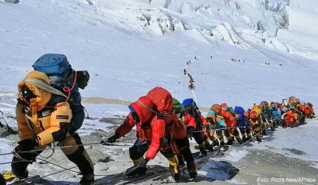 Rund 350 Menschen haben in diesem Frühjahr den Mount Everest bestiegen