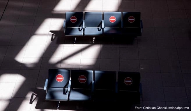 Leere Bänke am Hamburger Flughafen: Durch die Corona-Pandemie müssen die meisten Reisen derzeit abgesagt werden