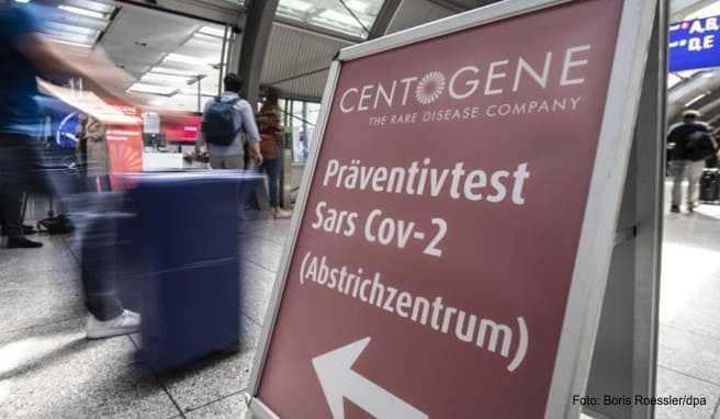 Passagiere gehen am Flughafen Frankfurt an Deutschlands erstem »Flughafen-Corona-Test«-Zentrum vorbei Passagiere gehen am Flughafen Frankfurt an Deutschlands erstem »Flughafen-Corona-Test«-Zentrum vorbei