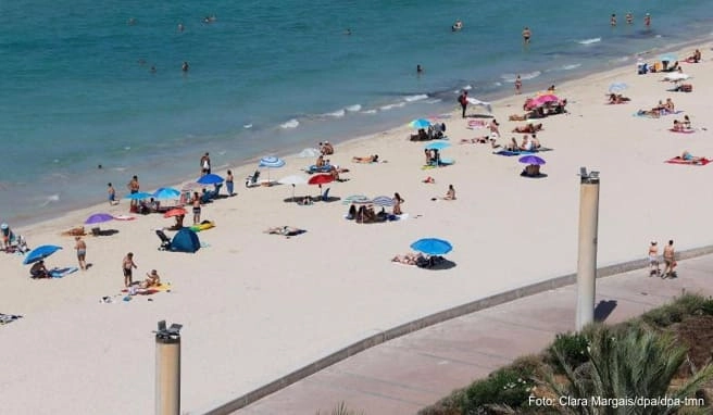 Der Strand von El Arenal: Wegen eines erwarteten Ansturms auf Mallorca über Ostern wird eine Testpflicht für Flug-Einreisen nach Deutschland eingeführt Der Strand von El Arenal: Wegen eines erwarteten Ansturms auf Mallorca über Ostern wird eine Testpflicht für Flug-Einreisen nach Deutschland eingeführt