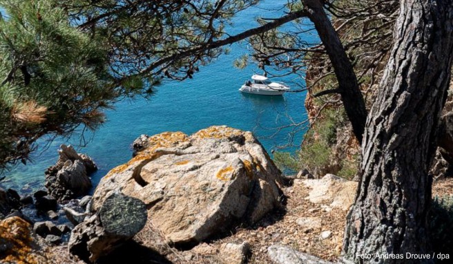 Boot als Blickfang: Der Wanderweg Camí de Ronda bietet immer wieder interessante Perspektiven