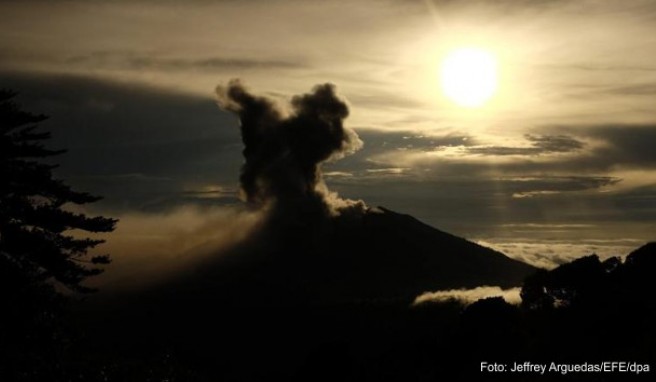 Costa Rica  Flugausfälle nach Vulkanausbrüchen möglich