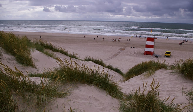 Endlose Strände an der Nordseeküste laden auch bei schlechtem Wetter zum Spazierengehen ein