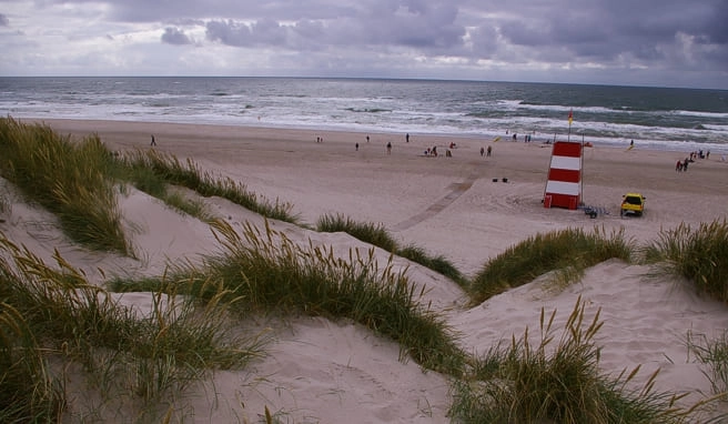 Endlose Strände an der Nordseeküste laden auch bei schlechtem Wetter zum Spazierengehen ein Endlose Strände an der Nordseeküste laden auch bei schlechtem Wetter zum Spazierengehen ein