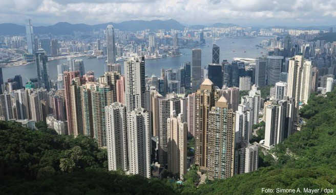 Mit einer Straßenbahn geht es in Hongkong steil hinauf zum Victoria Peak, der einen sagenhaften Ausblick auf die Metropole bietet