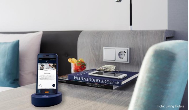 In den Living Hotels liegen Handys auf den Zimmern aus, die der Gast auch auf Erkundungstour mitnehmen kann