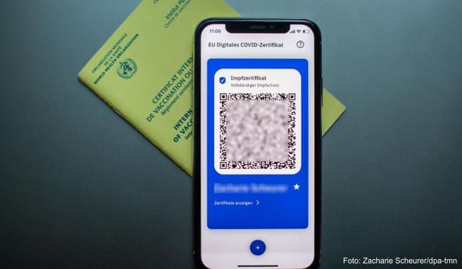 Dokumente im Urlaub Papier-Impfpass und Digitalnachweis mitnehmen