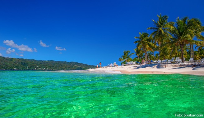 Palmen und Meer: Die Dominikanische Republik mit ihren Stränden wie hier in Punta Cana ist ein beliebtes Ziel für deutsche Urlauber. 2018 ist ihre Zahl wegen der fehlenden Flüge aber gesunken
