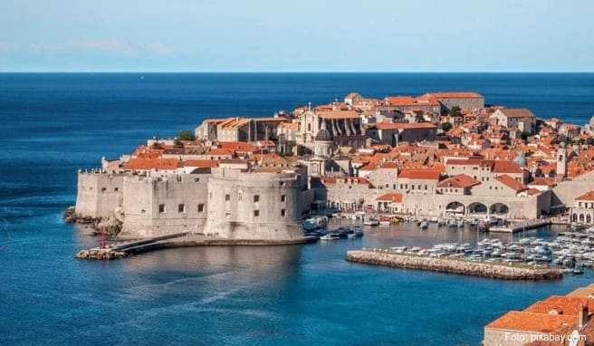 Ein Spaziergang auf der Stadtmauer von Dubrovnik ist einfach ein Muss Ein Spaziergang auf der Stadtmauer von Dubrovnik ist einfach ein Muss