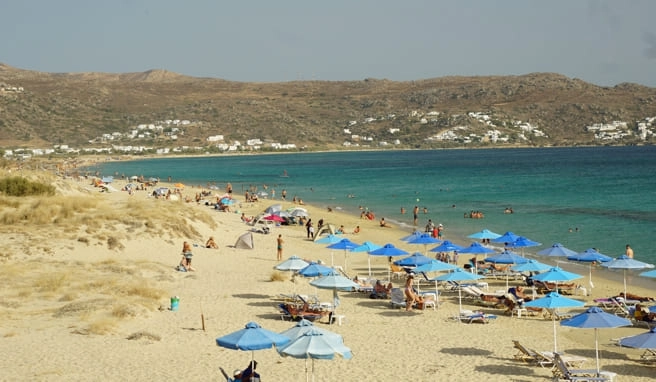 Naxos: Am Dünenstrand Plaka Beach kühlt der Meltemi-Wind auch im August