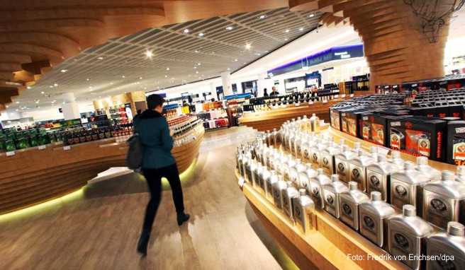 Auch wenn in den meisten Duty-Free-Shops am Flughafen jede Menge Alkohol angeboten wird, bleibt man vor der Abreise besser nüchtern. Denn eine Fluggesellschaft muss Betrunkene nicht an Bord lassen