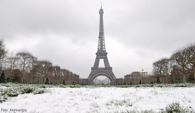 Winter in Paris Eiffelturm bleibt wegen Winterwetters geschlossen 
