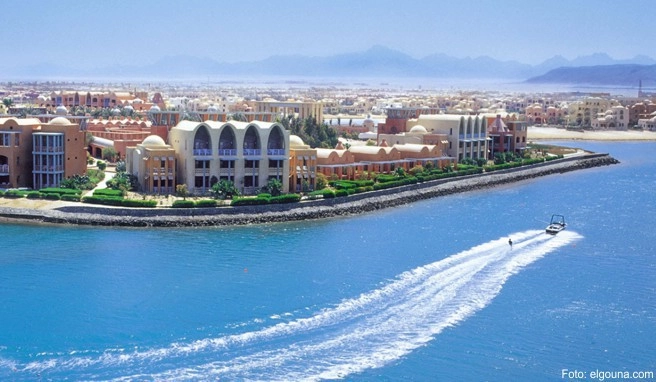 20.000 Menschen leben ständig in der auf dem Reißbrett entstandenen Touristenstadt El Gouna. Künstliche Wasserläufe durchziehen den Ort 20.000 Menschen leben ständig in der auf dem Reißbrett entstandenen Touristenstadt El Gouna. Künstliche Wasserläufe durchziehen den Ort