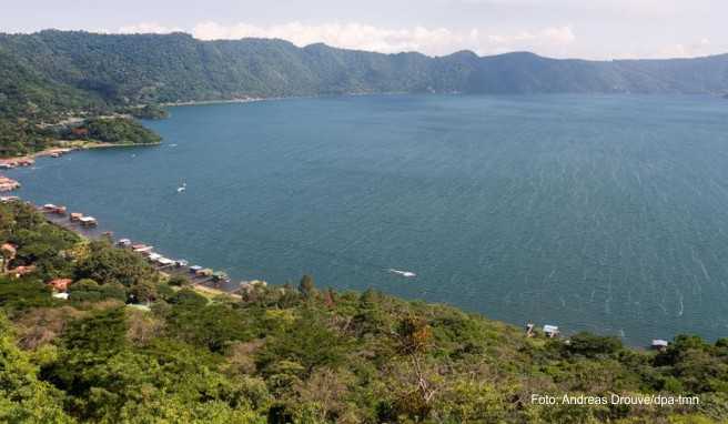 Der gigantische Kratersee Coatepeque ist ein landschaftlicher Höhepunkt im Westen El Salvadors