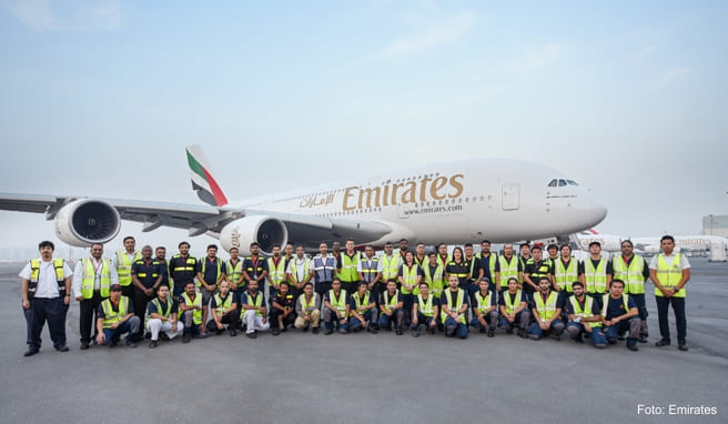 In den kommenden zwei Wochen nehmen die Technik-Teams die gesamte Kabinenausstattung der A380 auseinander 