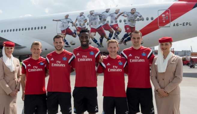 REISE & PREISE weitere Infos zu Emirates: HSV-Spieler schmücken Boeing 777-Flugzeug