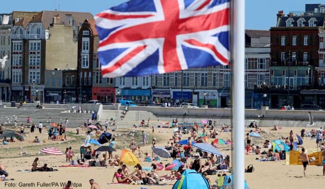 England-Reisende müssen ab Dezember nur noch fünf Tage in Quarantäne verbringen, bevor sie einen Coronatest machen lassen können.