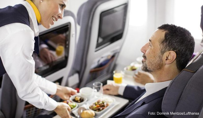 Hauptspeise, Salat, Brötchen, Nachspeise, Wasser - so sieht bei vielen Airlines wie hier bei Lufthansa auf der Langstrecke das Essen aus. 