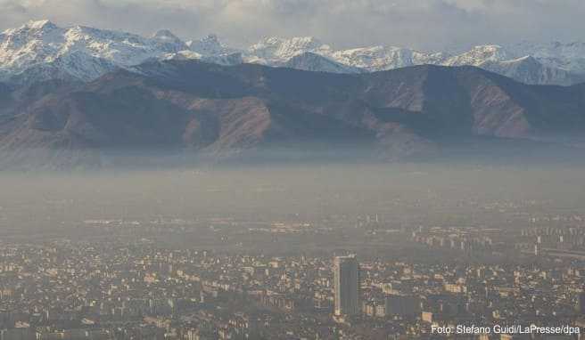 Ein brauner Nebel hängt über Turin. Die lokalen Behörden haben die Autonutzung aufgrund der hohen Luftverschmutzung eingeschränkt