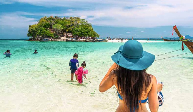 Kinder spielen am Strand der Ausflugsinsel Koh Tub bei Krabi