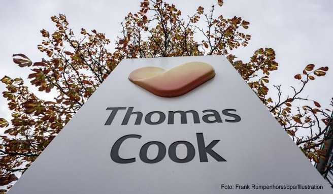 Das Firmenlogo steht vor der Zentrale des Reisekonzerns der deutschen Thomas Cook