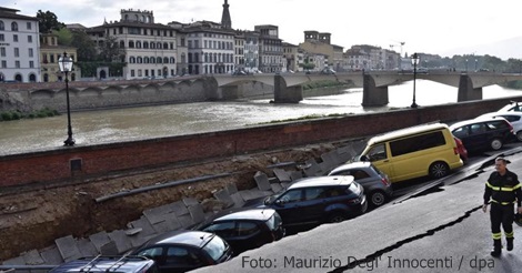 Erdloch: Schrecksekunde am Ponte Vecchio in Florenz