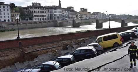 Erdloch  Schrecksekunde am Ponte Vecchio in Florenz