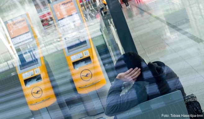 Warten auf Abflug: Wenn sich ein Flug um mehr als drei Stunden verspätet, haben Passagiere in viele Fällen Anspruch auf eine Entschädigung von der Airline - wenn keine außergewöhnlichen Umständen vorliegen