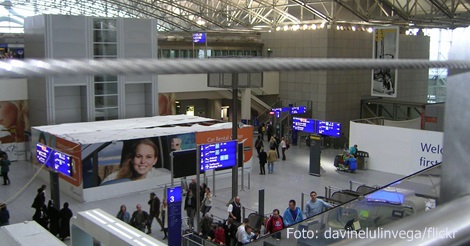 Flughafen Frankfurt   Passagiere werden mehrsprachig informiert