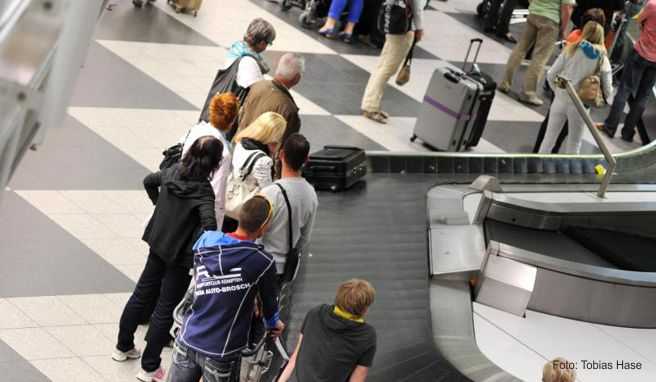 Warten am Gepäckband: Wenn der Koffer am Ferienziel nicht ankommt, können Urlauber vom Reiseveranstalter Geld zurückverlangen