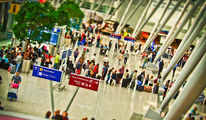 Wenn es lange Warteschlangen und Verzögerungen gibt, genügt die Zeit oft nicht, um das Flugzeug zu wechseln