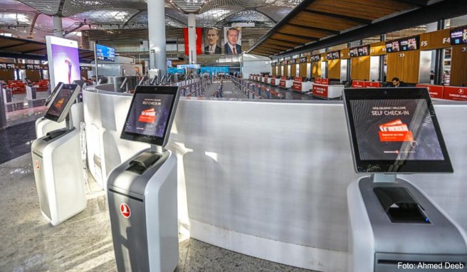 Self-Check-in-Schalter am neuen Internationalen Flughafen Istanbul während der Eröffnungsfeier - der Umzug der Airlines soll Ende Dezember stattfinden