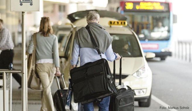 Am Flughafen warten Taxis auf die Reisenden, wie hier in Hamburg - doch manchmal sind die Preise überteuert. Gerade im Ausland werden Urlauber gerne mal abgezockt