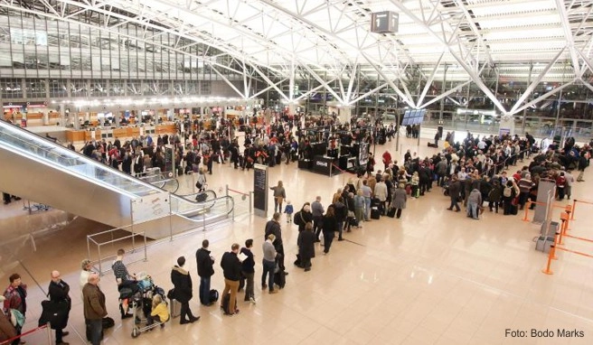 Startet der Flieger viel zu spät oder fällt ganz aus, weil das Sicherheitspersonal streikt, müssen Reisende nicht immer auf eine Entschädigung verzichten. Das zeigt ein Urteil des BGH Startet der Flieger viel zu spät oder fällt ganz aus, weil das Sicherheitspersonal streikt, müssen Reisende nicht immer auf eine Entschädigung verzichten. Das zeigt ein Urteil des BGH