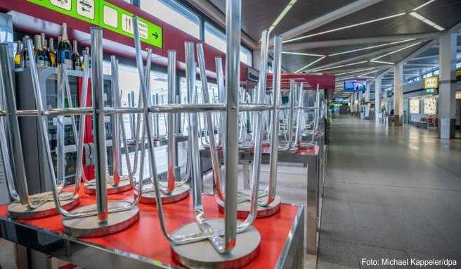 Geschlossene Geschäfte, kaum Passagiere: Weil der Luftverkehr wegen der Corona-Krise weitgehend lahmgelegt ist, darf der Flughafen Tegel ab Mitte Juni für zwei Monate schließen