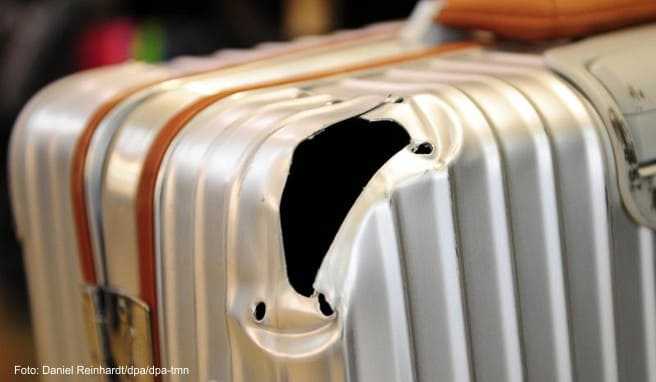 Loch in der Ecke des Koffers: Für beschädigtes Gepäck sind die Fluggesellschaften verantwortlich - und müssen Reparaturen zahlen