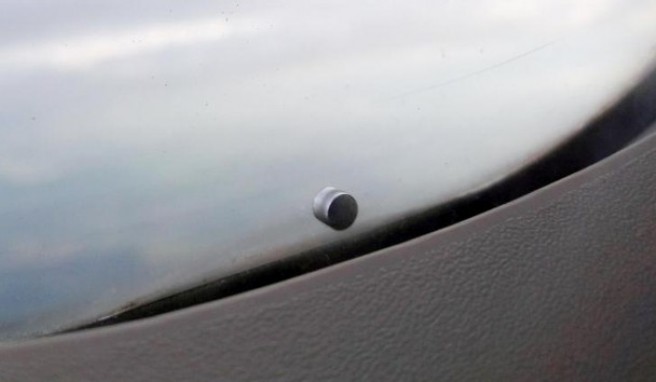 Flugreisen Warum sind kleine Löcher in vielen Flugzeugfenstern?