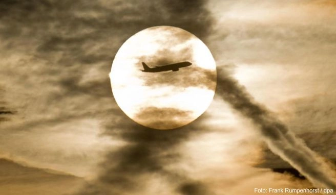 Flugzeug am Himmel - Flugreisen sind besonders klimaschädlich Flugzeug am Himmel - Flugreisen sind besonders klimaschädlich