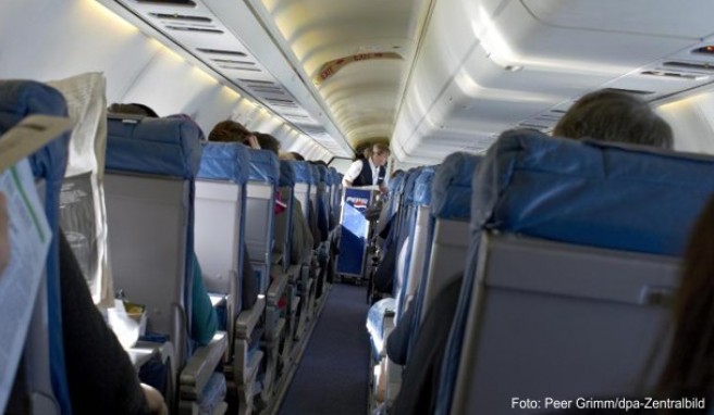 Schlauer reisen  Wirkt Alkohol im Flugzeug anders?
