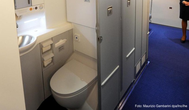 Im Flugzeug  Was passiert, wenn ich auf der Toilette rauche?