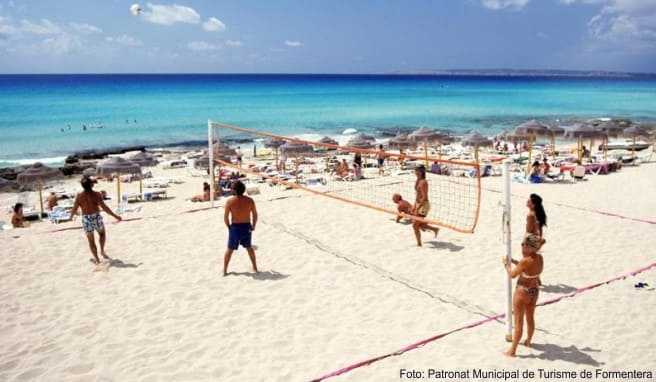 Am Strand von Migjorn wird Beachvolleyball gespielt. Ab Ende April steigt die Lufttemperatur auf mehr als 20 Grad