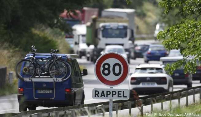 Autos fahren an der Nationalstraße N7 zwischen Gervans und Tain-l'Hermitage an einem Verkehrsschild vorbei, das 80 km/h als Höchstgeschwindigkeit ausweist