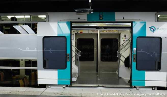 Ein leerer Zug steht in einer Metro-Station an einem Bahnsteig. Der Streik richtet sich gegen die von der Regierung geplante große Rentenreform