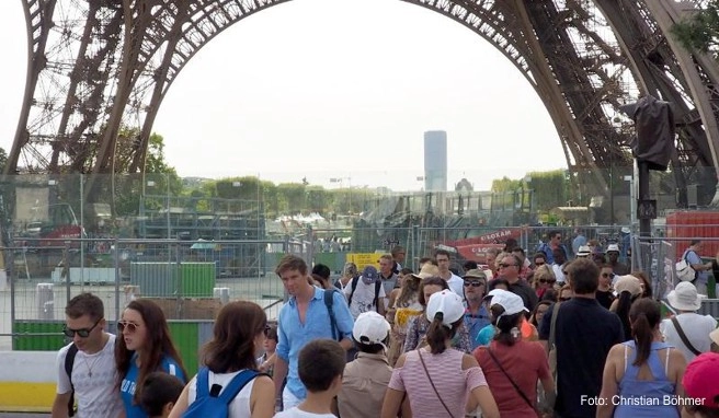 Für den Eiffelturm mit über sechs Millionen Besuchern im Jahr werden inzwischen viele Tickets über das Internet verkauft