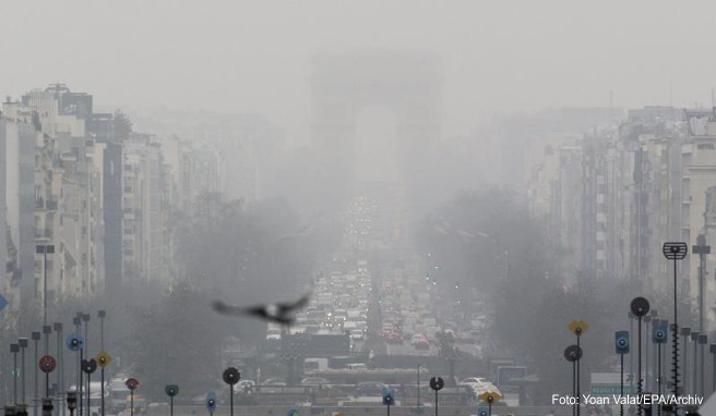 Wegen zu hoher Feinstaubwerte dürfen besonders umweltschädliche Fahrzeuge heute nicht in Paris fahren. 
