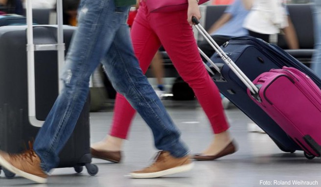 Bei manchen Airlines zieht die Gepäckaufgabe Extrakosten nach sich. Sie müssen Online-Flugvermittler vor der Buchung anzeigen