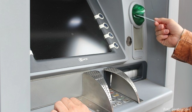 Innerhalb der EU fallen keine zusätzlichen Gebühren beim Geldabheben am Automaten für den Auslandseinsatz an